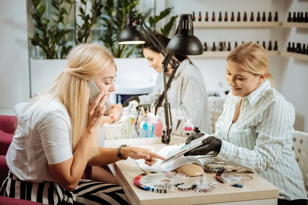 Mujer exitosa visitando salón de belleza y teniendo manicura — Foto de Stock