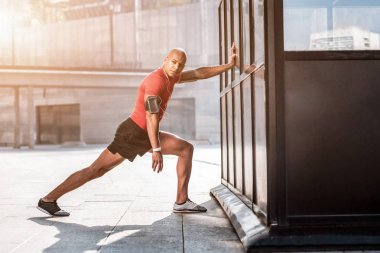 Hoş iyi kulaklıklar giyen genç adam inşa