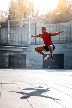 Su kuyusu yapılı yakışıklı genç adam kadar atlama