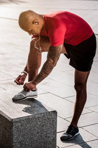 Bonito hombre guapo mirando sus zapatos — Foto de Stock