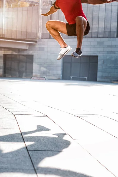 Nahaufnahme männlicher Beine in der Luft — Stockfoto