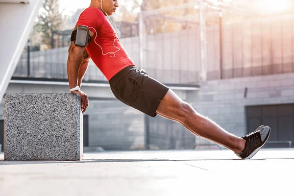 Bello bell'uomo che ha un allenamento all'aperto — Foto Stock