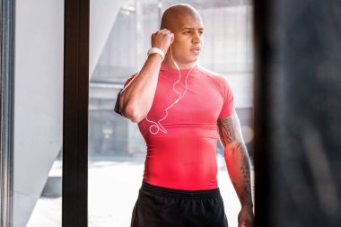 Yakışıklı, iyi kulaklıklar koyarak adam inşa