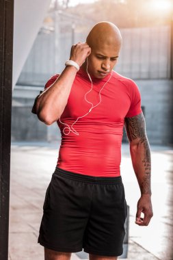 Ciddi genç adam onun ayaklarına bakan