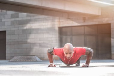 Egzersiz sırasında şınav güçlü genç adam