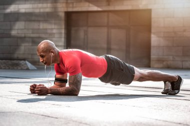 Bir egzersiz sahip güçlü zor çalışma sporcu