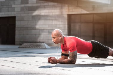 Kas gücünü geliştirme ciddi yakışıklı sporcu
