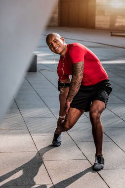 Hüzünlü güzel genç adam onun ayak bileği büküm