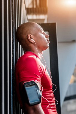 İyi iyi görünümlü genç adam gözlerini kapatma