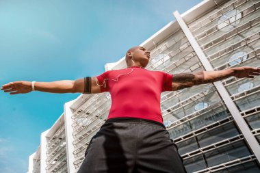 Nice yakışıklı spor egzersizleri yapıyor adam uygun