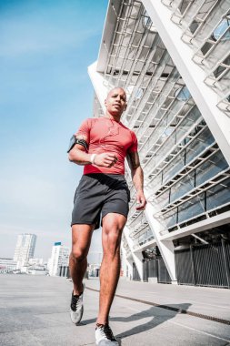 Güzel bir hızlı Erkek atlet düşük açılı