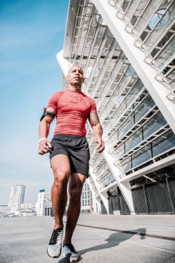 Profesyonel bir erkek atlet düşük açılı