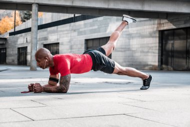 Nice iyi adam yoğun çalışma dışarı inşa