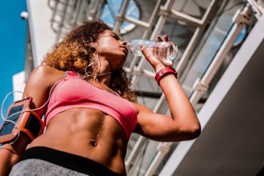 Bir genç kadın içme suyu düşük açılı