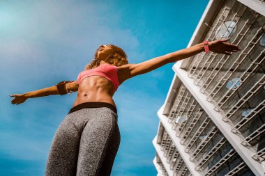 Güzel bir uyum kadın düşük açılı