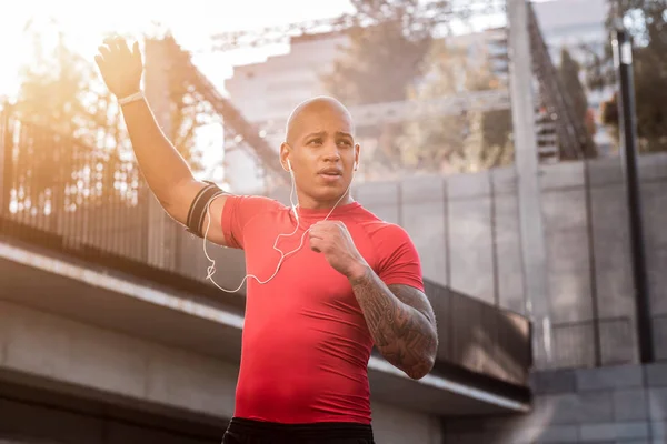 Trevlig bra ser man håller sin hand upp — Stockfoto