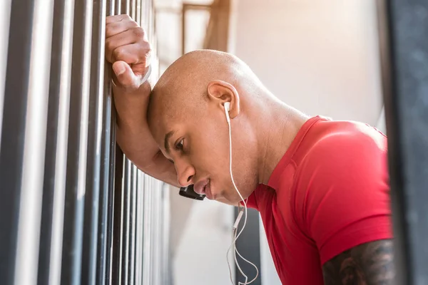 Hombre guapo cansado apoyado en la pared — Foto de Stock