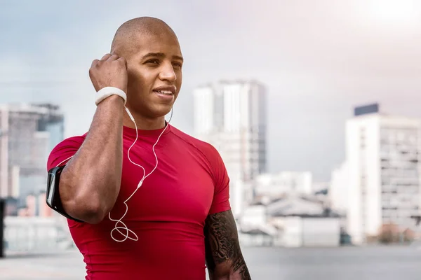 Joven guapo escuchando un podcast de música — Foto de Stock