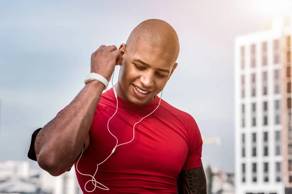 Alegre bom homem querendo ouvir a música — Fotografia de Stock