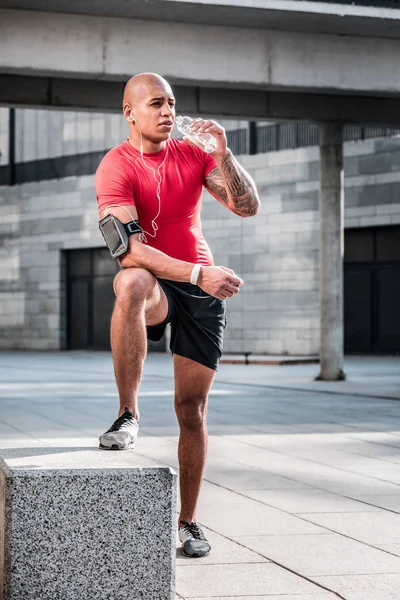 Aantrekkelijke fit man willen water drinken — Stockfoto