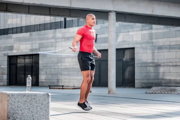 Bonito bom homem usando uma corda de salto — Fotografia de Stock