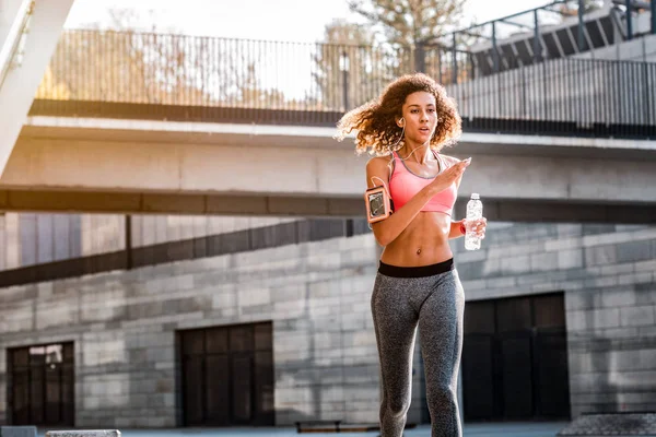 Fit hubená žena s láhev vody — Stock fotografie