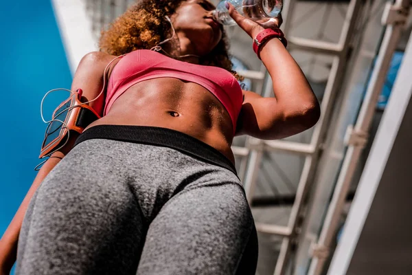 Ángulo bajo de una mujer deportiva activa —  Fotos de Stock