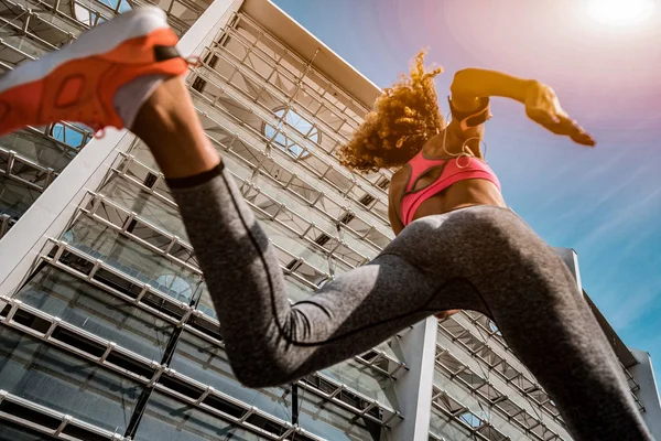 Genç bir kadın atlet düşük açılı