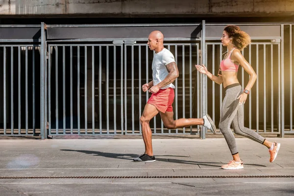 Fuerte joven rápido ganando la maratón — Foto de Stock