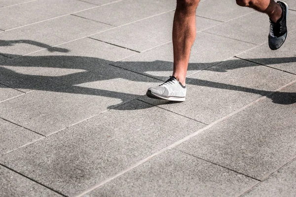 Bacakları güçlü bir afro Amerikalı adam