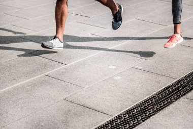 Bacakları güzel bir genç erkek atlet