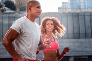 Zafer için rakip olumlu aktif genç kişi