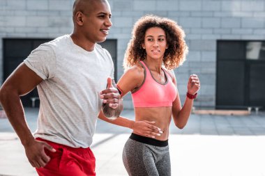 Yarışmaya katılan hoş gençler