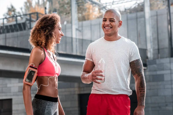 Encantado pessoas felizes estar em um humor positivo — Fotografia de Stock