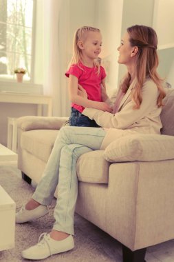 Kanepede oturan neşeli güzel kadın