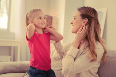 Neşeli güzel anne ve kızı birlikte oynama