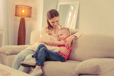 Neşeli güzel genç kız annesi sarılma