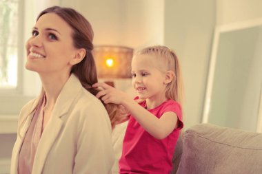 Güzel güzel kız annesi için bir saç modeli yapmak