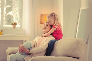 Güzel neşeli kız annesi ile vakit