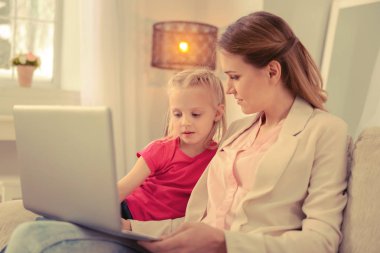 Modern bir dizüstü bilgisayar tutan güzel akıllı kadın