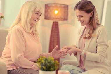 Güzel pozitif yaşlı kadın kızı tebrik