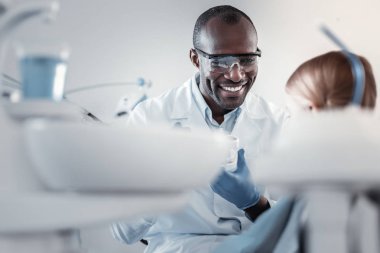 Onun hasta inceleyerek olumlu memnun Uluslararası diş hekimi