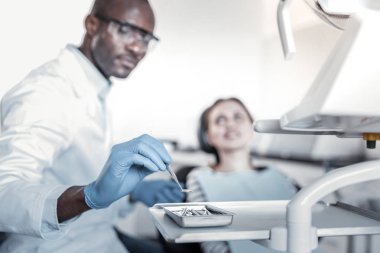 Özenli stomatologist alarak araç sağ el