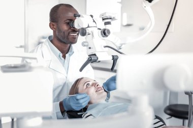 Onun bu işle bir zevk ile memnun Uluslararası diş hekimi