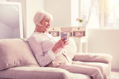 Düzenli kıdemli rahat bir koltukta dinleniyor