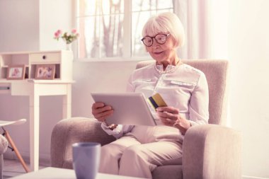 Baktılar emekli koltuk tablet ile oturuyor