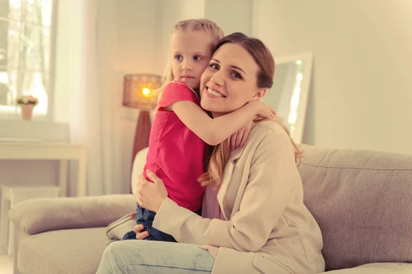 Vrolijke positieve vrouw haar kleine dochter knuffelen — Stockfoto