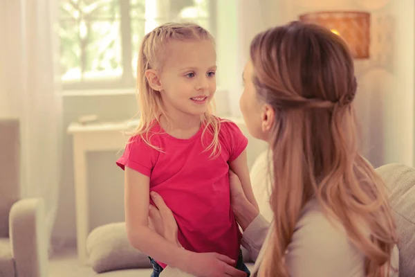 Schattige blonde meisje kijkend naar haar moeder — Stockfoto