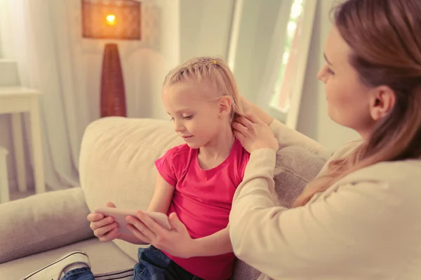 Aangename leuk meisje op zoek naar de camera van de smartphone — Stockfoto