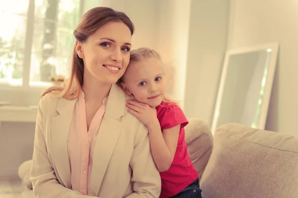 Positivo agradável mãe e filha olhando para você — Fotografia de Stock